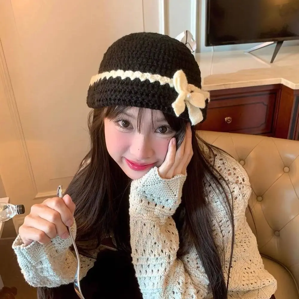 chapeau tricoté à fleurs au crochet de style coréen, ajouré, fait à la main, bonnet tissé à fleurs, mignon et chaud, avec nœud papillon, pour filles chapeau tricoté à fleurs au crochet de style coréen, ajouré, fait à la main, bonnet tissé à fleurs, mignon et chaud, avec nœud papillon, pour filles