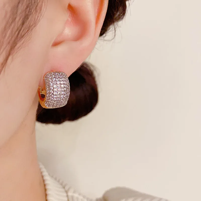 boucles d'oreilles en micro cercles incrustés de haute qualité, exquises, simples, exquises, du japon et de la corée du sud, design unique et à la mode boucles d'oreilles en micro cercles incrustés de haute qualité, exquises, simples, exquises, du japon et de la corée du sud, design unique et à la mode