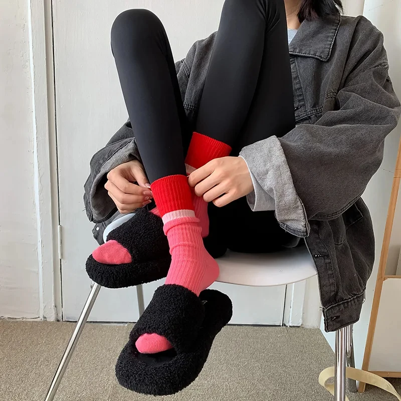 chaussettes de couleur contrastée à la mode et polyvalentes pour femmes, chaussettes montantes à empiler, version coréenne de chaussettes en coton printemps/été chaussettes de couleur contrastée à la mode et polyvalentes pour femmes, chaussettes montantes à empiler, version coréenne de chaussettes en coton printemps/été