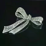 Broches ornementales chics avec nœud en perles et strass vintage ; Accessoire flexible pour tous les cadeaux de tenue pour femmes. Broches ornementales chics avec nœud en perles et strass vintage ; Accessoire flexible pour tous les cadeaux de tenue pour femmes.