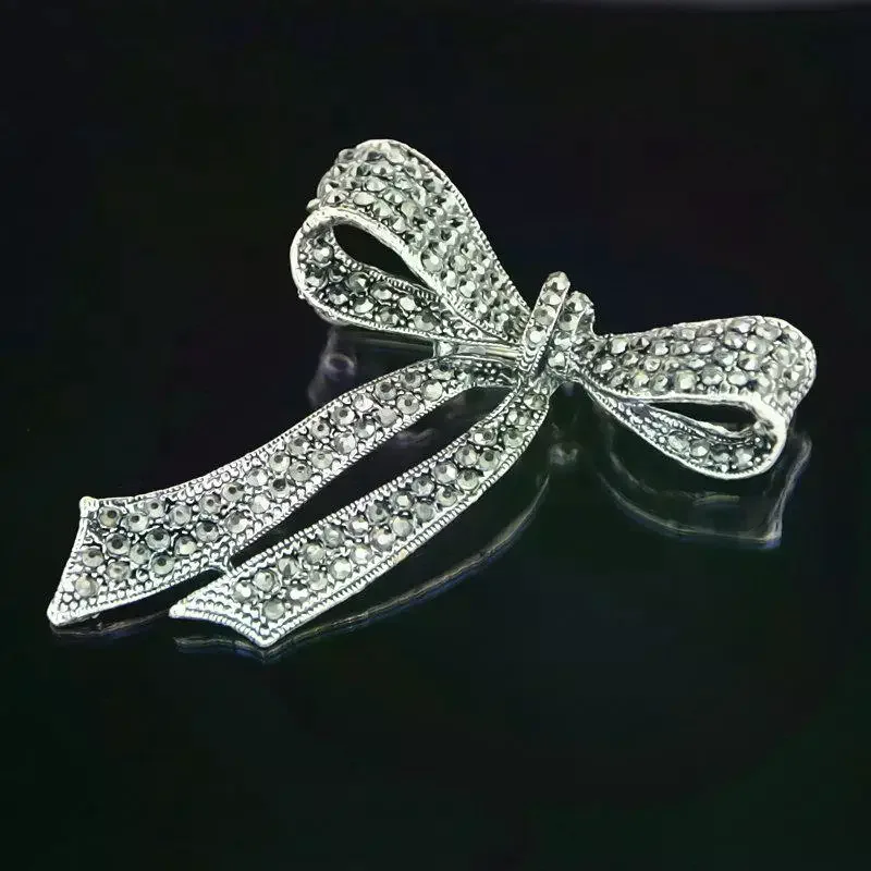Broches ornementales chics avec nœud en perles et strass vintage ; Accessoire flexible pour tous les cadeaux de tenue pour femmes. Broches ornementales chics avec nœud en perles et strass vintage ; Accessoire flexible pour tous les cadeaux de tenue pour femmes.