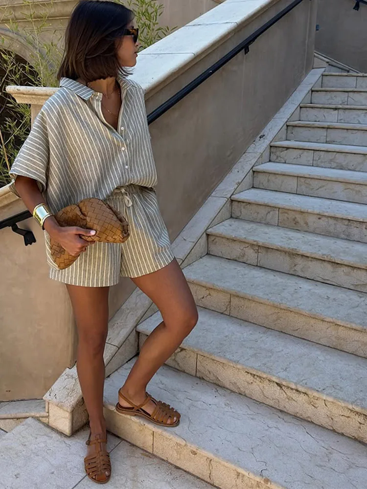 Ensemble chemise et Short à rayures pour femmes, ample, simple boutonnage, haut à manches courtes, taille haute, cordon de serrage, pantalon court, vêtements de plage, été 2025 Ensemble chemise et Short à rayures pour femmes, ample, simple boutonnage, haut à manches courtes, taille haute, cordon de serrage, pantalon court, vêtements de plage, été 2025