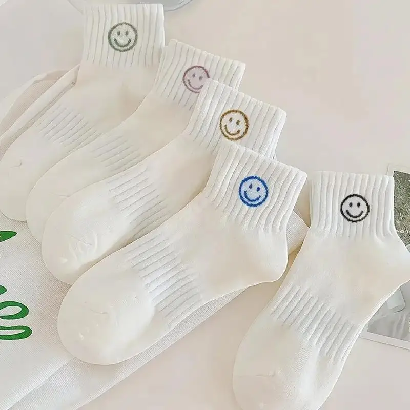 5 paires de chaussettes courtes fantaisistes à imprimé de visage de dessin animé – tissu tricoté en polyester doux, respirant et confortable 5 paires de chaussettes courtes fantaisistes à imprimé de visage de dessin animé – tissu tricoté en polyester doux, respirant et confortable