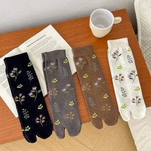 4 paires de chaussettes à tube central anti-odeur à bout fendu pour femmes, jolies fleurs à deux orteils, simples, confortables et polyvalentes 4 paires de chaussettes à tube central anti-odeur à bout fendu pour femmes, jolies fleurs à deux orteils, simples, confortables et polyvalentes