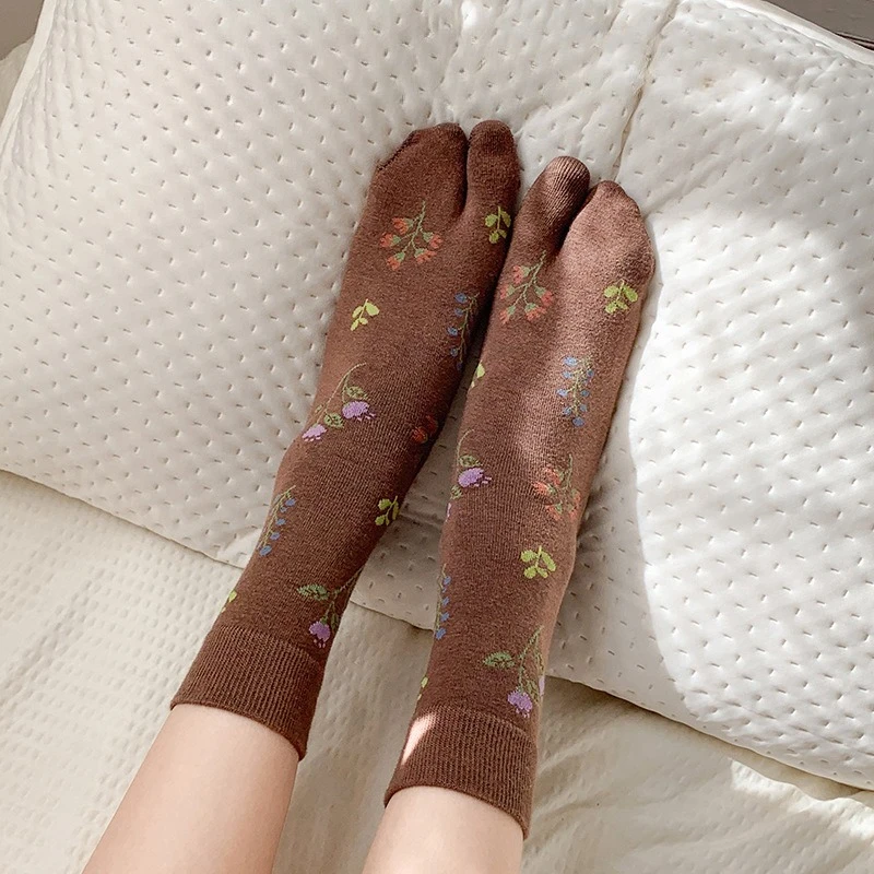 4 paires de chaussettes à tube central anti odeur à bout fendu pour femmes, jolies fleurs à deux orteils, simples, confortables et polyvalentes 4 paires de chaussettes à tube central anti odeur à bout fendu pour femmes, jolies fleurs à deux orteils, simples, confortables et polyvalentes