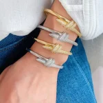Bracelet de mode européenne et américaine micro-incrusté zircon double couche enveloppé personnalité petit bracelet torsion noué bracelet Bracelet de mode européenne et américaine micro-incrusté zircon double couche enveloppé personnalité petit bracelet torsion noué bracelet