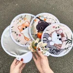 Ventilateur pliant adapté aux enfants, disque d’été Portable et frais, ventilateur en tissu de poche Kawaii de dessin animé mignon Ventilateur pliant adapté aux enfants, disque d’été Portable et frais, ventilateur en tissu de poche Kawaii de dessin animé mignon
