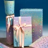 ensemble de rouleaux de papier d'emballage holographique, emballage cadeau en feuille arc en ciel brillant irisé avec points, confettis et lettrage joyeux anniversaire