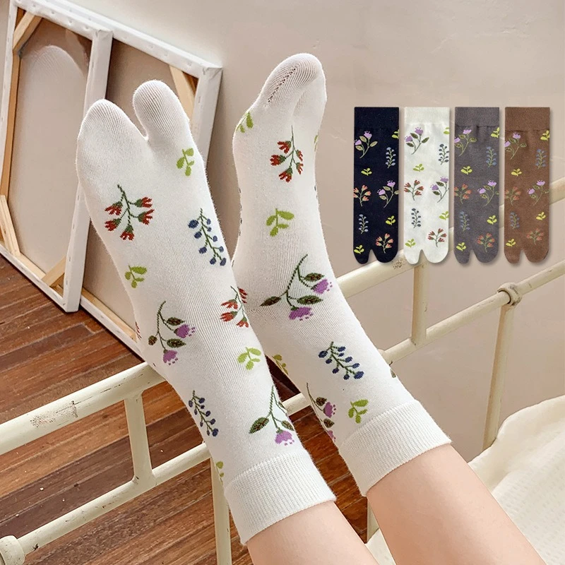 4 paires de chaussettes à tube central anti odeur à bout fendu pour femmes, jolies fleurs à deux orteils, simples, confortables et polyvalentes 4 paires de chaussettes à tube central anti odeur à bout fendu pour femmes, jolies fleurs à deux orteils, simples, confortables et polyvalentes
