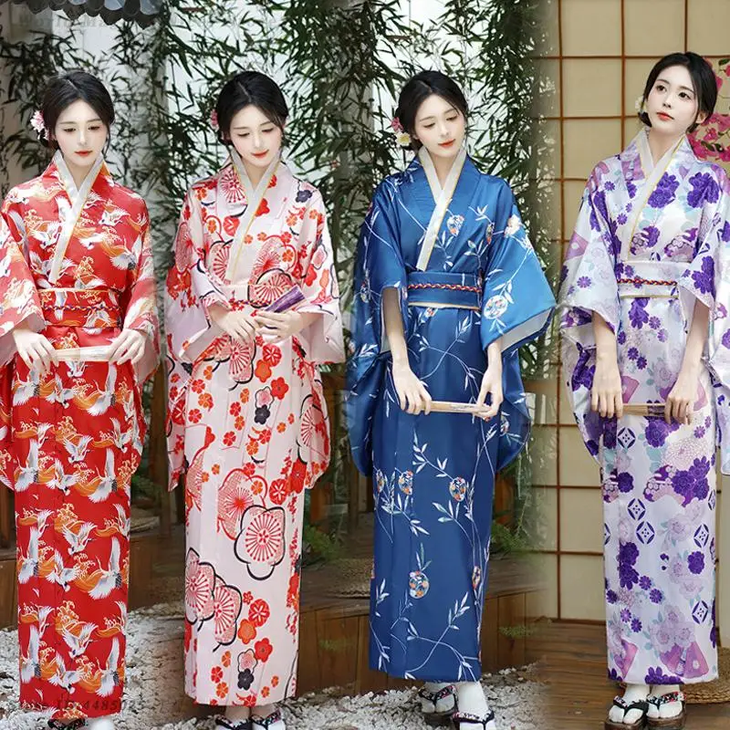 Kimono traditionnel pour femme avec obi et motifs floraux