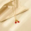 collier à breloques en forme de fleur de cerisier, pendentif en acier inoxydable plaqué or 18 carats avec détails en émail rouge, bijoux étanches, cadeau pour fille