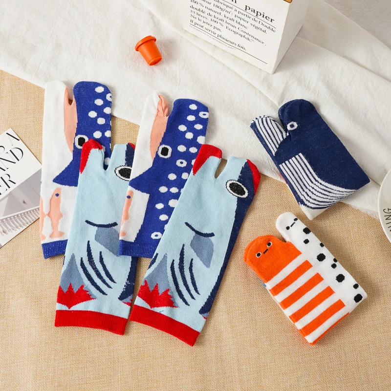 chaussettes amusantes et mignonnes à bout fendu pour femmes, chaussettes courtes imprimées de baleine de requin de dessin animé, douces, confortables et respirantes pour étudiants chaussettes amusantes et mignonnes à bout fendu pour femmes, chaussettes courtes imprimées de baleine de requin de dessin animé, douces, confortables et respirantes pour étudiants