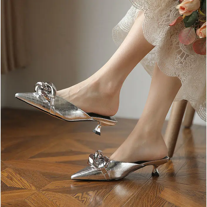 chaussures pointues imperméables coordonnantes pour femmes, pantoufles et sandales pour dames, toboggans à fleurs, extérieur plat, corée unique, vip, nouveau style chaussures pointues imperméables coordonnantes pour femmes, pantoufles et sandales pour dames, toboggans à fleurs, extérieur plat, corée unique, vip, nouveau style