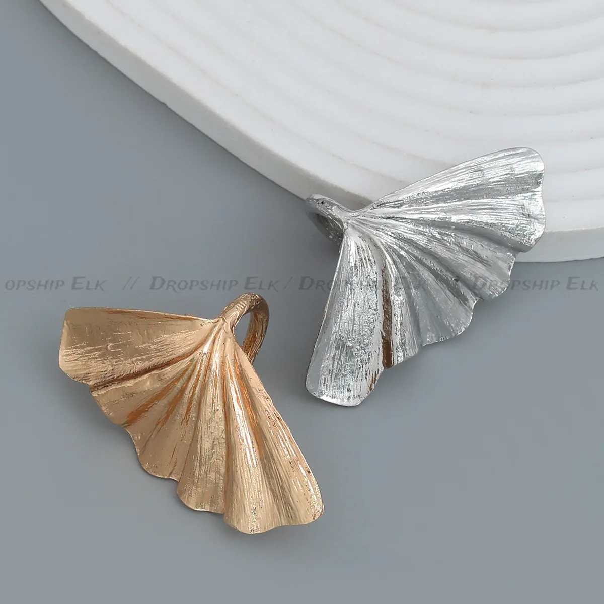 bague feuille de ginkgo pour femmes et hommes, tendance classique en métal plissé, personnalité feuille en forme d'éventail, bijoux de fête punk bague feuille de ginkgo pour femmes et hommes, tendance classique en métal plissé, personnalité feuille en forme d'éventail, bijoux de fête punk