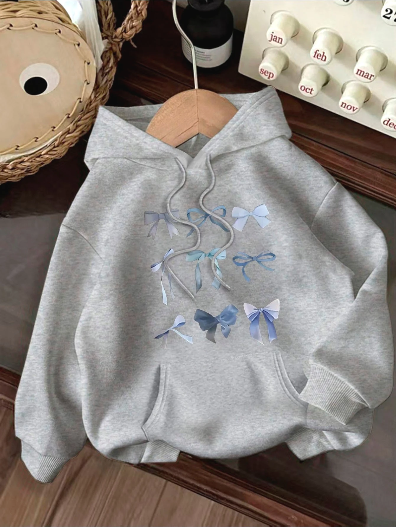 sweat à capuche imprimé de style frais avec nœud bleu créatif pour femmes, automne et hiver 2025, sweat à capuche à manches longues pour vêtements pour femmes sweat à capuche imprimé de style frais avec nœud bleu créatif pour femmes, automne et hiver 2025, sweat à capuche à manches longues pour vêtements pour femmes