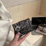 Pochette pour pièces de monnaie Portable imprimé léopard, portefeuille Texture plusieurs cartes, porte-monnaie carré court, sac pour cartes en PU de Style coréen classique pour rencontres