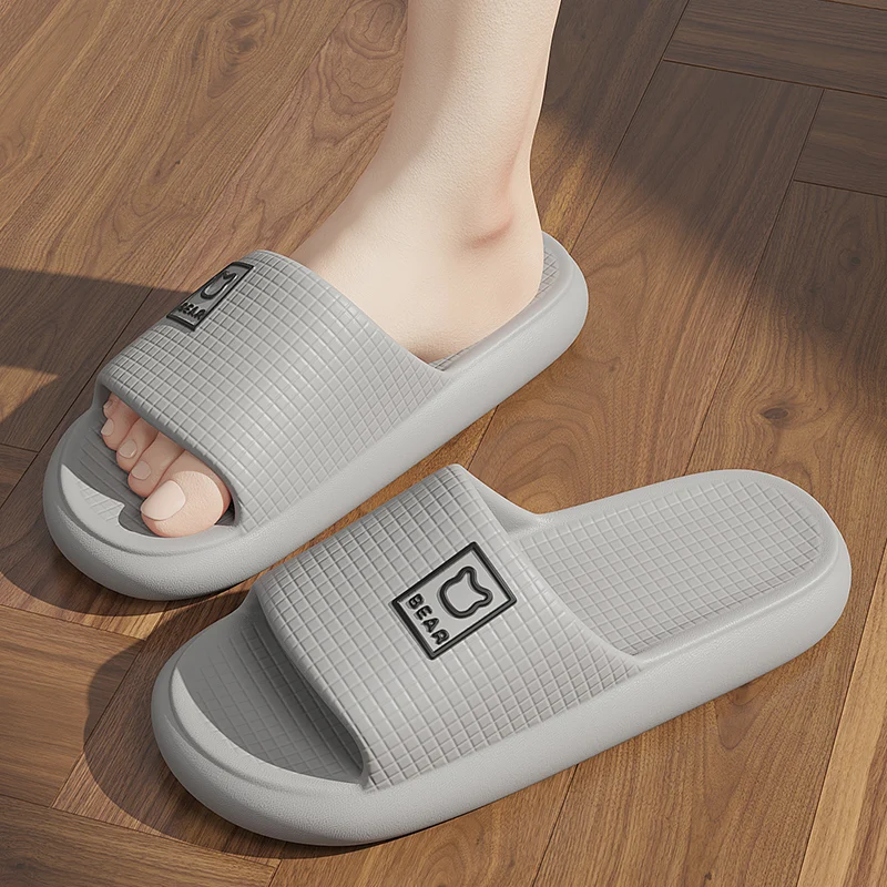 qyckaby pantoufles d'intérieur et d'extérieur pour hommes et femmes, sandales non aldes, chaussures de plage décontractées, semelle souple, tongs de dessin animé, chaussure de couple, nouveau, 2024 qyckaby pantoufles d'intérieur et d'extérieur pour hommes et femmes, sandales non aldes, chaussures de plage décontractées, semelle souple, tongs de dessin animé, chaussure de couple, nouveau, 2024