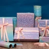 ensemble de rouleaux de papier d'emballage holographique, emballage cadeau en feuille arc en ciel brillant irisé avec points, confettis et lettrage joyeux anniversaire