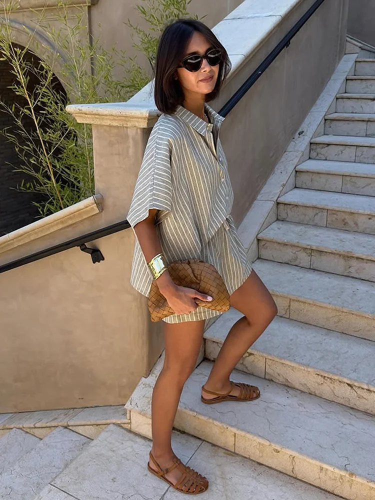 ensemble chemise et short à rayures pour femmes, ample, simple boutonnage, haut à manches courtes, taille haute, cordon de serrage, pantalon court, vêtements de plage, été 2025 ensemble chemise et short à rayures pour femmes, ample, simple boutonnage, haut à manches courtes, taille haute, cordon de serrage, pantalon court, vêtements de plage, été 2025