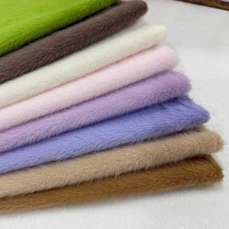 Tissu court en peluche en fourrure de vison, fait à la main, vendu au mètre, matériel de vente en gros, bricolage, couture Tissu court en peluche en fourrure de vison, fait à la main, vendu au mètre, matériel de vente en gros, bricolage, couture
