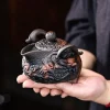 théière en céramique dragon de bon augure en relief d'argile violette, une théière, deux tasses, service de brassage de thé à domicile, costume de service à thé kung fu