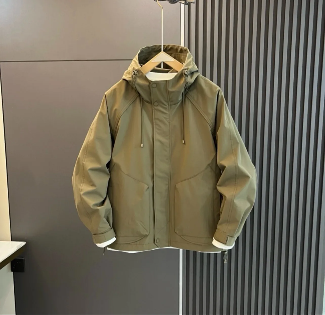 veste d'extérieur pour hommes, haut coupe vent, couleur unie, à capuche, nouvelle tendance de vêtements de travail amples et décontractés veste d'extérieur pour hommes, haut coupe vent, couleur unie, à capuche, nouvelle tendance de vêtements de travail amples et décontractés