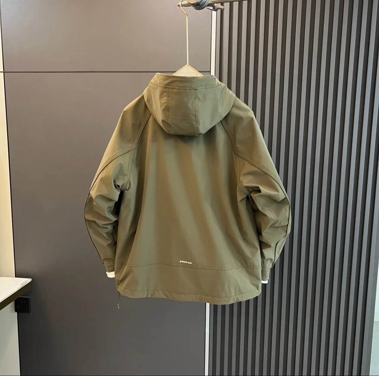 veste d'extérieur pour hommes, haut coupe vent, couleur unie, à capuche, nouvelle tendance de vêtements de travail amples et décontractés veste d'extérieur pour hommes, haut coupe vent, couleur unie, à capuche, nouvelle tendance de vêtements de travail amples et décontractés