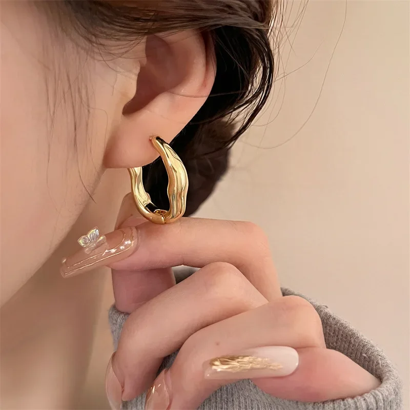 boucles d'oreilles créoles géométriques en métal vintage pour femmes, nouveau design, boucles d'oreilles minimalistes irrégulières, bijoux à la mode, cadeau 2023 boucles d'oreilles créoles géométriques en métal vintage pour femmes, nouveau design, boucles d'oreilles minimalistes irrégulières, bijoux à la mode, cadeau 2023