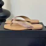 Tongs femmes bout fendu pantoufles mode polyvalent en plein air pantoufles plates diapositives d’été loisirs vacances chaussures de plage 2025 Tongs femmes bout fendu pantoufles mode polyvalent en plein air pantoufles plates diapositives d’été loisirs vacances chaussures de plage 2025