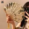 Éventail pliable à main Portable, nouveaux accessoires de danse de Style chinois, éventail à coque rétro pour femmes et hommes, éventail pliant en bois de bambou et de fleurs en soie Éventail pliable à main Portable, nouveaux accessoires de danse de Style chinois, éventail à coque rétro pour femmes et hommes, éventail pliant en bois de bambou et de fleurs en soie