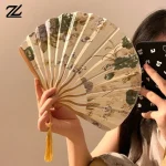 Éventail pliable à main Portable, nouveaux accessoires de danse de Style chinois, éventail à coque rétro pour femmes et hommes, éventail pliant en bois de bambou et de fleurs en soie Éventail pliable à main Portable, nouveaux accessoires de danse de Style chinois, éventail à coque rétro pour femmes et hommes, éventail pliant en bois de bambou et de fleurs en soie