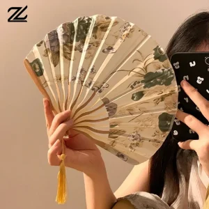 Éventail pliable à main Portable, nouveaux accessoires de danse de Style chinois, éventail à coque rétro pour femmes et hommes, éventail pliant en bois de bambou et de fleurs en soie Éventail pliable à main Portable, nouveaux accessoires de danse de Style chinois, éventail à coque rétro pour femmes et hommes, éventail pliant en bois de bambou et de fleurs en soie