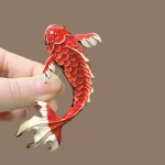 Broche de poisson Koi rouge élégante pour femmes, épingle en émail haut de gamme, accessoire de mode, qualité supérieure, fleur à revers, en vrac disponible