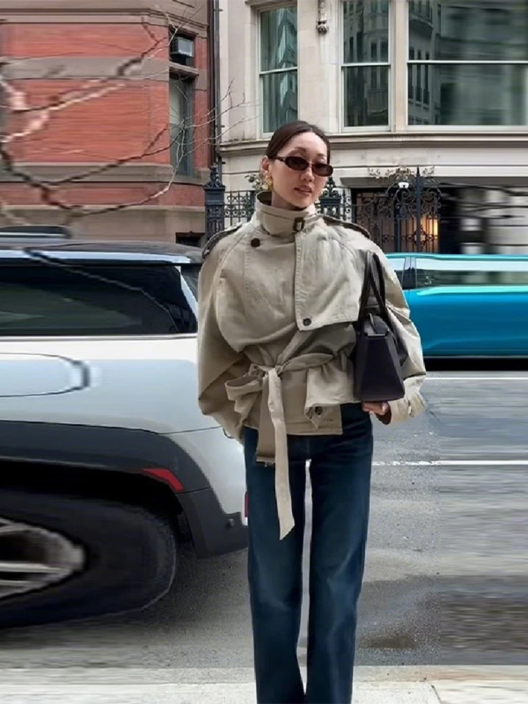 trench court kaki pour femmes, épaulettes, col montant, cordon de serrage à la taille, veste ceinturée, tendance, vêtements d'extérieur pratiques, 2025 trench court kaki pour femmes, épaulettes, col montant, cordon de serrage à la taille, veste ceinturée, tendance, vêtements d'extérieur pratiques, 2025