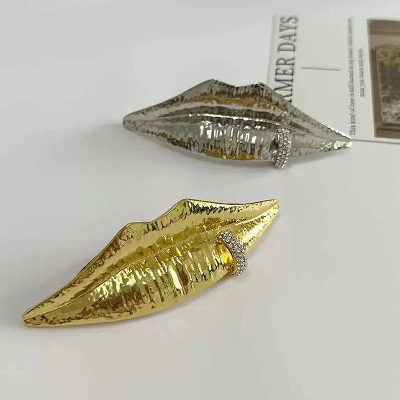 broche en forme de lèvre pour femmes, bijoux à la mode, design européen et américain, cadeaux de fête, accessoires exagérés, nouvelle tendance broche en forme de lèvre pour femmes, bijoux à la mode, design européen et américain, cadeaux de fête, accessoires exagérés, nouvelle tendance