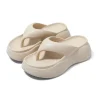 tongs japonaises à semelles épaisses pour femmes, vêtements d'extérieur d'été, nouvelles chaussures de plage eva antidérapantes et anti odeur augmentant la hauteur, 2024
