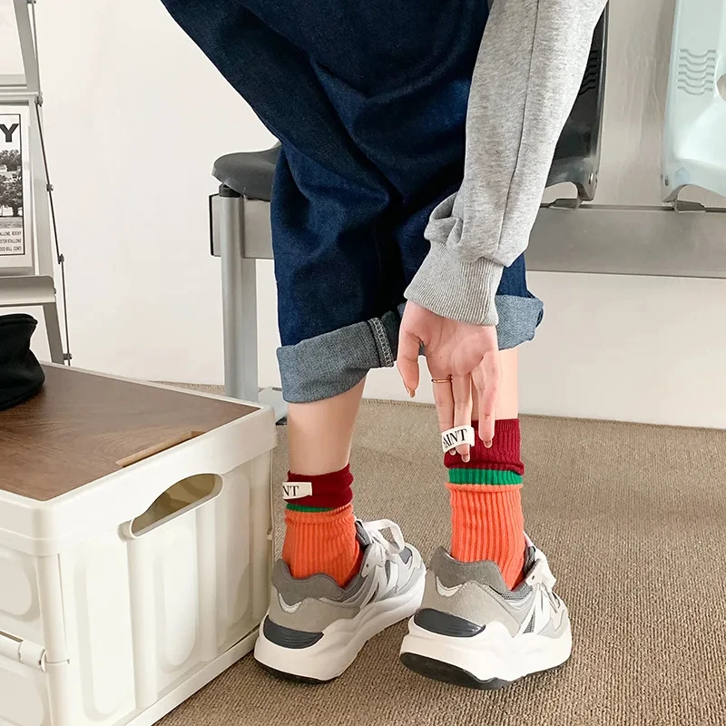 chaussettes de couleur contrastée à la mode et polyvalentes pour femmes, chaussettes montantes à empiler, version coréenne de chaussettes en coton printemps/été chaussettes de couleur contrastée à la mode et polyvalentes pour femmes, chaussettes montantes à empiler, version coréenne de chaussettes en coton printemps/été