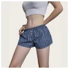 culotte carrée fine à carreaux rouges et verts pour femmes, portée sous un pantalon à jambes larges, style de rue américain