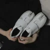Baskets blanches à bout rond fendu pour femmes, chaussures plates confortables et respirantes à crochet et boucle de Style japonais