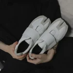 Baskets blanches à bout rond fendu pour femmes, chaussures plates confortables et respirantes à crochet et boucle de Style japonais