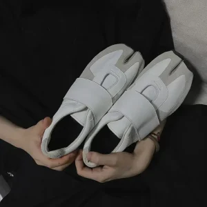 Baskets blanches à bout rond fendu pour femmes, chaussures plates confortables et respirantes à crochet et boucle de Style japonais