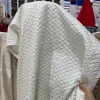 ce tissu en satin jacquard blanc en relief est une veste à carreaux rétro créative tridimensionnelle, une jupe, un sac de bricolage, un tissu de créateur