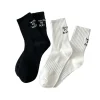 chaussettes d'équipage pour femmes, style design unique, essayant mes meilleures lettres brodées, chaussettes de sport respirantes pour filles, chaussettes en coton noir et blanc