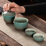 Service à thé de voyage chinois Kung Fu, théière portable en céramique, service à thé en porcelaine, cérémonie Gaiwan, service à thé standard avec 2 cadeaux de normalisation Service à thé de voyage chinois Kung Fu, théière portable en céramique, service à thé en porcelaine, cérémonie Gaiwan, service à thé standard avec 2 cadeaux de normalisation