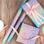Ensemble de rouleaux de papier d’emballage holographique, emballage cadeau en feuille arc-en-ciel brillant irisé avec points, confettis et lettrage joyeux anniversaire Ensemble de rouleaux de papier d’emballage holographique, emballage cadeau en feuille arc-en-ciel brillant irisé avec points, confettis et lettrage joyeux anniversaire