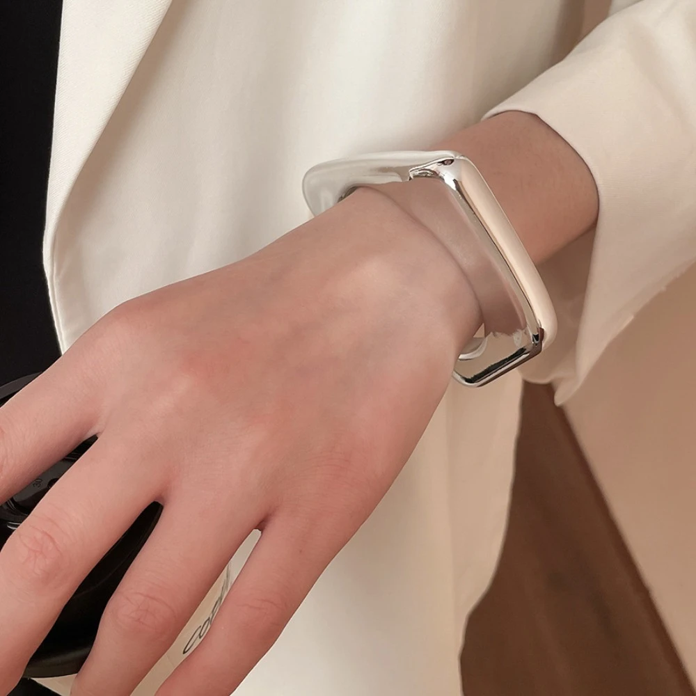 bracelet large ouvert en or et argent, en acrylique abs, manchette de style européen et américain, design minoritaire exagéré bracelet large ouvert en or et argent, en acrylique abs, manchette de style européen et américain, design minoritaire exagéré