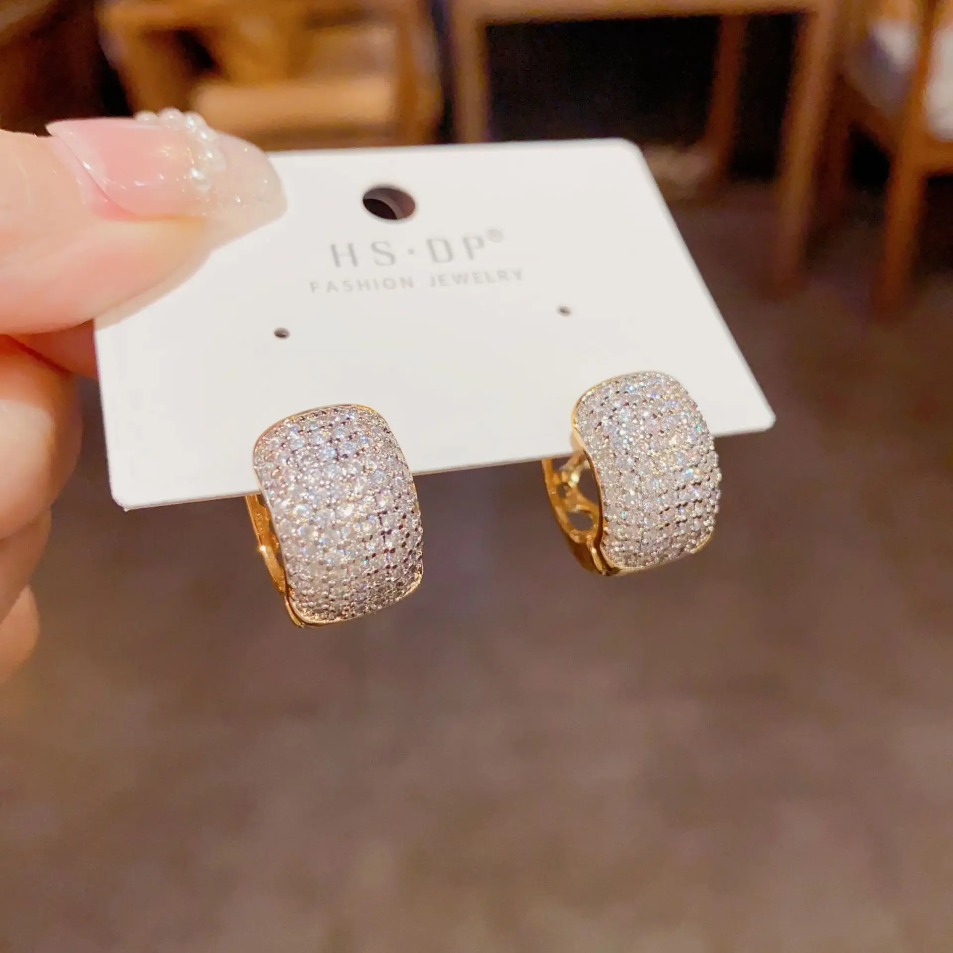 boucles d'oreilles en micro cercles incrustés de haute qualité, exquises, simples, exquises, du japon et de la corée du sud, design unique et à la mode boucles d'oreilles en micro cercles incrustés de haute qualité, exquises, simples, exquises, du japon et de la corée du sud, design unique et à la mode