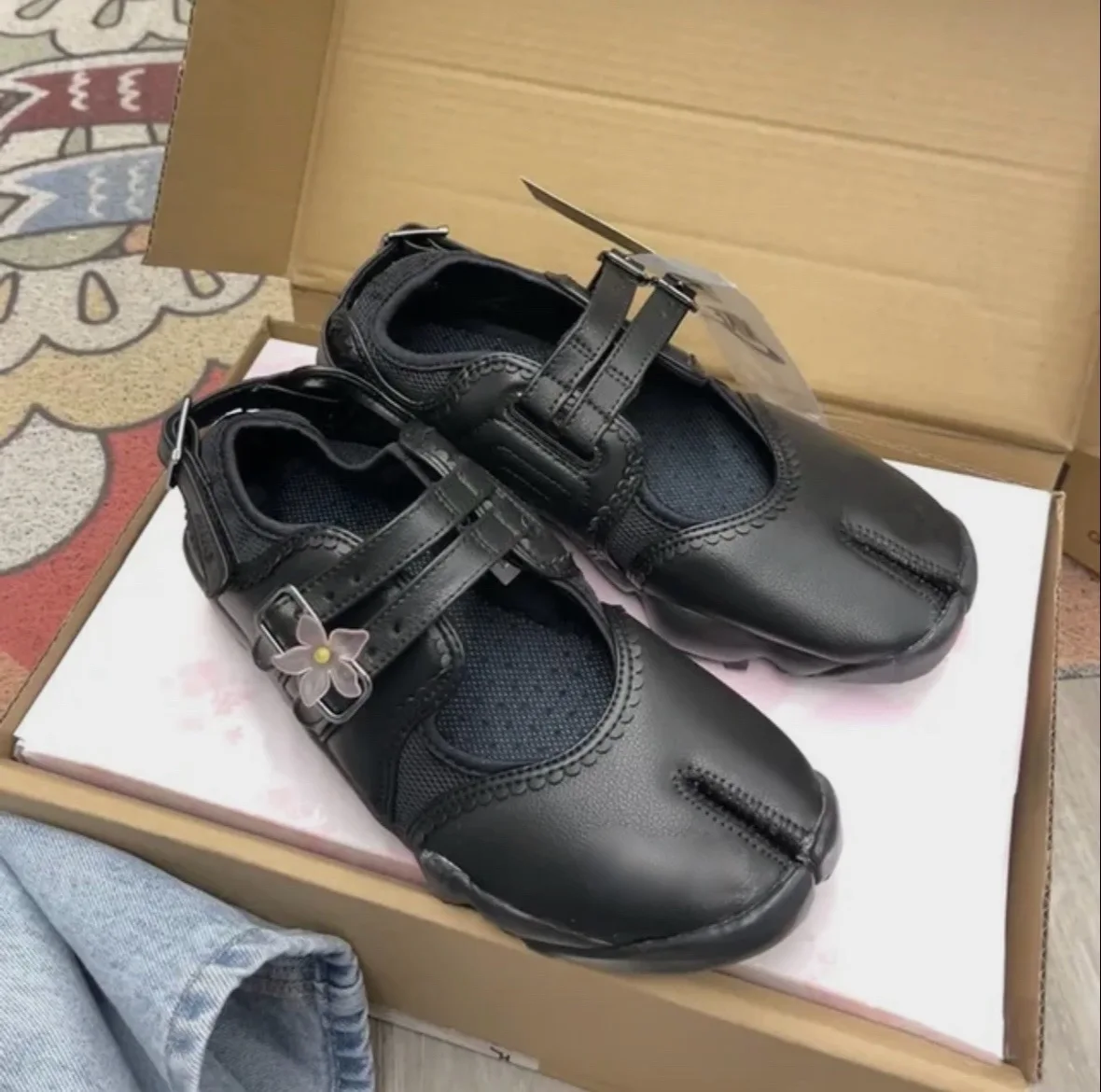 tabi chaussures nouvelle mode boucle de ceinture chaussures à bout fendu baskets dames en cuir chaussures plates mary jane décontracté pour les femmes 2026 tabi chaussures nouvelle mode boucle de ceinture chaussures à bout fendu baskets dames en cuir chaussures plates mary jane décontracté pour les femmes 2026