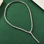 Le collier en forme de serpent est une chaîne de clavicule légère et luxueuse qui est à la mode, polyvalente et exclue un charme serpent haut de gamme Le collier en forme de serpent est une chaîne de clavicule légère et luxueuse qui est à la mode, polyvalente et exclue un charme serpent haut de gamme
