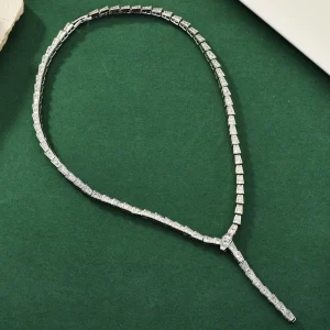 Le collier en forme de serpent est une chaîne de clavicule légère et luxueuse qui est à la mode, polyvalente et exclue un charme serpent haut de gamme Le collier en forme de serpent est une chaîne de clavicule légère et luxueuse qui est à la mode, polyvalente et exclue un charme serpent haut de gamme